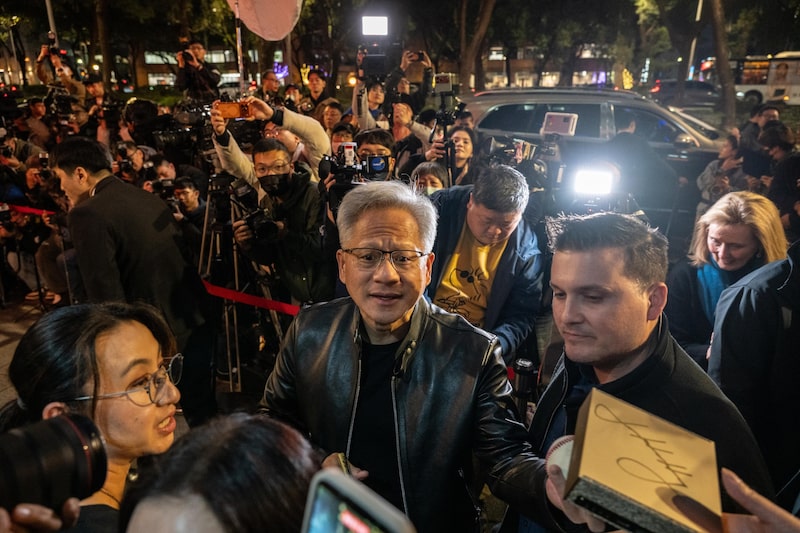 Jensen Huang llega a una cena con los proveedores taiwaneses de la empresa en Taipei. Jensen Huang llega a una cena con los proveedores taiwaneses de la empresa en Taipei.