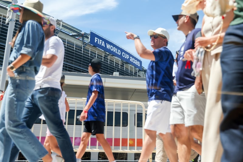 Los aficionados que asisten al partido de la Copa del Mundo de la FIFA 2026 entre Francia y Senegal llegan a la estación Meadowlands Sports Complex, en East Rutherford (Nueva Jersey), el 16 de junio. Fotógrafo: Michael Nagle/Bloomberg Los aficionados que asisten al partido de la Copa del Mundo de la FIFA 2026 entre Francia y Senegal llegan a la estación Meadowlands Sports Complex, en East Rutherford (Nueva Jersey), el 16 de junio. Fotógrafo: Michael Nagle/Bloomberg