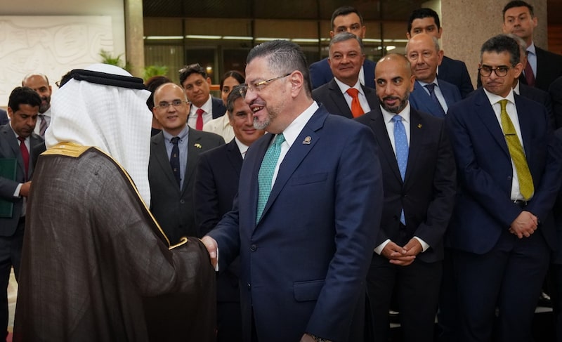 El presidente costarricense Rodrigo Chaves recibió el lunes 7 de agosto a Khalid Al-Faith, ministro de inversiones de Arabia Saudita. El presidente costarricense Rodrigo Chaves recibió el lunes 7 de agosto a Khalid Al-Faith, ministro de inversiones de Arabia Saudita.