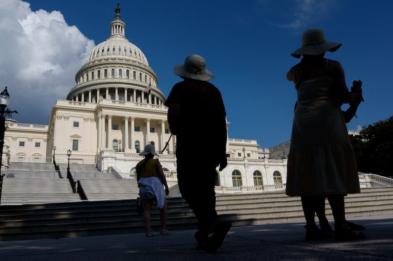 Los peatones caminan frente al Capitolio de los Estados Unidos en Washington, DC. Fotógrafo: Aaron Schwartz/Bloomberg. Los peatones caminan frente al Capitolio de los Estados Unidos en Washington, DC. Fotógrafo: Aaron Schwartz/Bloomberg.
