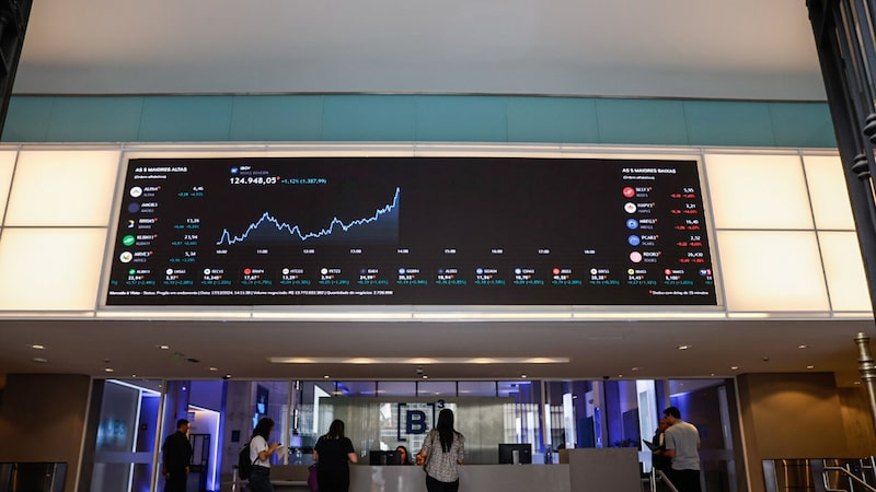Ibovespa sobe 1% após decisões de juros, com guerra no radar; dólar recua a R$ 4,98 Ibovespa sobe 1% após decisões de juros, com guerra no radar; dólar recua a R$ 4,98