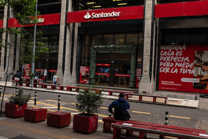 Detienen a empleado de Santander Chile en operativo contra el Tren de Aragua Detienen a empleado de Santander Chile en operativo contra el Tren de Aragua