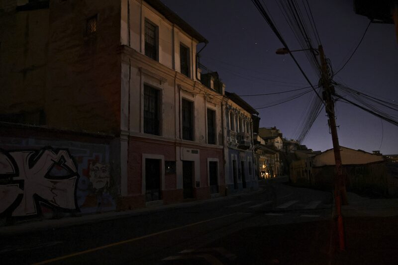 Edificios residenciales a oscuras tras un apagón programado en Quito, Ecuador. Edificios residenciales a oscuras tras un apagón programado en Quito, Ecuador.