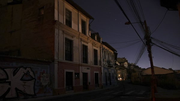 Equador enfrenta crise de energia com apagões diários e serviços irregulares Equador enfrenta crise de energia com apagões diários e serviços irregulares