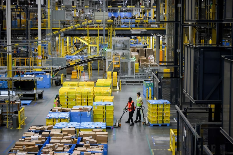 Trabajadores de un centro logístico de Amazon en Robbinsville, Nueva Jersey. Fotógrafo: Michael Nagle/Bloomberg Trabajadores de un centro logístico de Amazon en Robbinsville, Nueva Jersey. Fotógrafo: Michael Nagle/Bloomberg