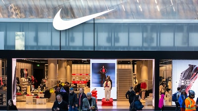 Nike prevê queda de até 4% na receita e amplia pressão sobre turnaround sob novo CEO Nike prevê queda de até 4% na receita e amplia pressão sobre turnaround sob novo CEO