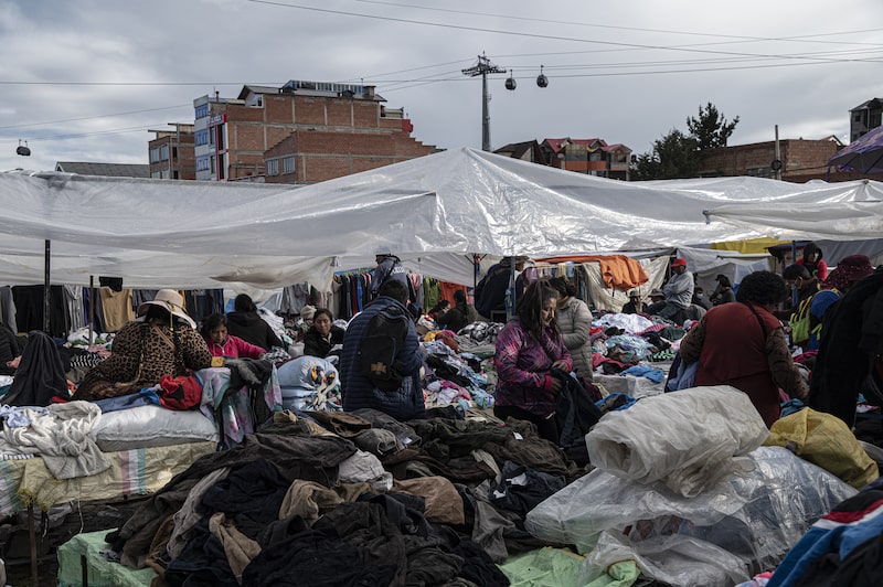 Mercado al aire libre en El Alto, Bolivia Mercado al aire libre en El Alto, Bolivia