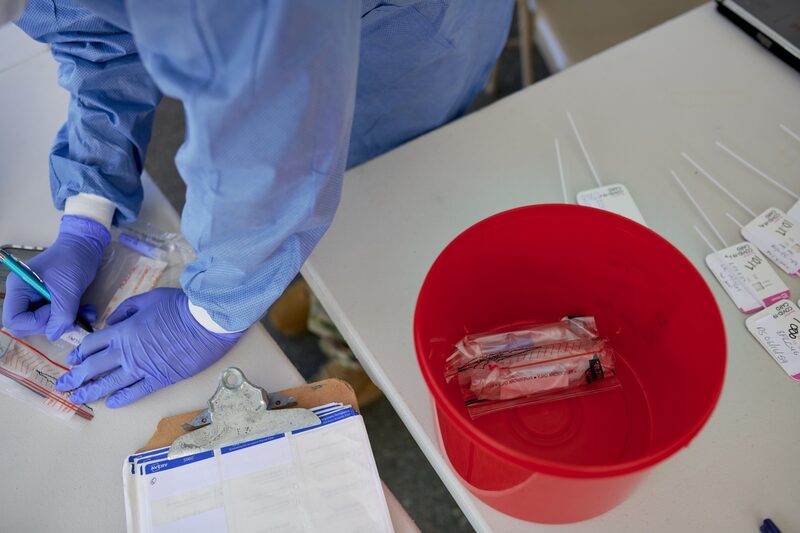 Un trabajador sanitario realiza una prueba rápida de Covid-19 en un centro de pruebas en Charlotte Amalie, Santo Tomás, Islas Vírgenes de EE.UU., el miércoles 2 de febrero de 2022. Las Islas Vírgenes de EE.UU. anunciaron el martes que flexibilizaban el mandato de la prueba Covid-19 para los viajeros que entran en el territorio, exigiendo que los viajeros presenten una prueba de coronavirus negativa realizada en los cinco días anteriores a su llegada. Fotógrafo: Gabby Jones/Bloomberg Un trabajador sanitario realiza una prueba rápida de Covid-19 en un centro de pruebas en Charlotte Amalie, Santo Tomás, Islas Vírgenes de EE.UU., el miércoles 2 de febrero de 2022. Las Islas Vírgenes de EE.UU. anunciaron el martes que flexibilizaban el mandato de la prueba Covid-19 para los viajeros que entran en el territorio, exigiendo que los viajeros presenten una prueba de coronavirus negativa realizada en los cinco días anteriores a su llegada. Fotógrafo: Gabby Jones/Bloomberg