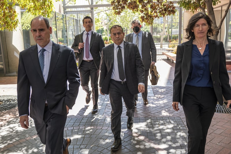 Sunny Balwani, expresidente de Theranos Inc, en el centro, llega al tribunal federal de San José, California, Estados Unidos, el martes 5 de julio de 2022. Sunny Balwani, expresidente de Theranos Inc, en el centro, llega al tribunal federal de San José, California, Estados Unidos, el martes 5 de julio de 2022.
