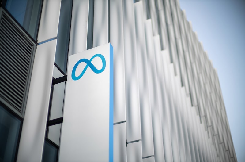 Cartel fuera de la tienda Meta en Burlingame, California, EE. UU., el viernes 23 de enero de 2026. Meta Platforms Inc. tiene previsto publicar sus resultados financieros el 28 de enero. Fotógrafo: David Paul Morris/Bloomberg Cartel fuera de la tienda Meta en Burlingame, California, EE. UU., el viernes 23 de enero de 2026. Meta Platforms Inc. tiene previsto publicar sus resultados financieros el 28 de enero. Fotógrafo: David Paul Morris/Bloomberg