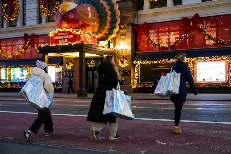 Compradores con bolsas de la compra durante el Black Friday en Nueva York, el 28 de noviembre. Fotógrafo: Adam Gray/Bloomberg. Compradores con bolsas de la compra durante el Black Friday en Nueva York, el 28 de noviembre. Fotógrafo: Adam Gray/Bloomberg.