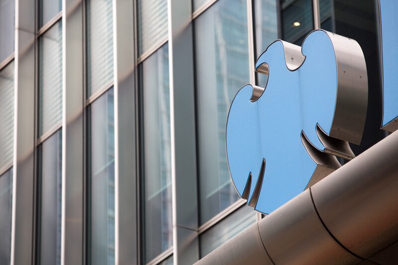 Los ingresos de la banca minorista del Reino Unido aumentaron hasta los 2.070 millones de libras, y Barclays elevó sus previsiones de ingresos netos por intereses para esta división a más de 7.600 millones de libras para el año. Los ingresos de la banca minorista del Reino Unido aumentaron hasta los 2.070 millones de libras, y Barclays elevó sus previsiones de ingresos netos por intereses para esta división a más de 7.600 millones de libras para el año.