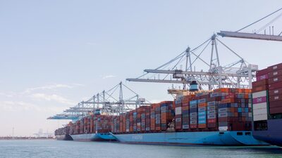 EE.UU. aplaza conversaciones sobre tasas portuarias a China y se centra en construcción naval EE.UU. aplaza conversaciones sobre tasas portuarias a China y se centra en construcción naval