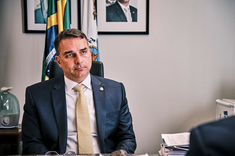 Ao longo de duas décadas de carreira em cargos eletivos, Flávio raramente saiu da longa sombra política projetada por Jair Bolsonaro (Foto: Bloomberg) Ao longo de duas décadas de carreira em cargos eletivos, Flávio raramente saiu da longa sombra política projetada por Jair Bolsonaro (Foto: Bloomberg)