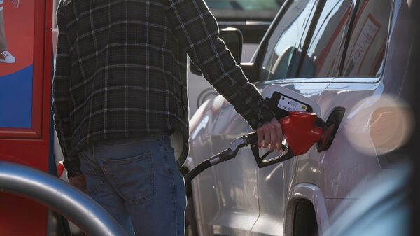 Petróleo cai após cortes de preços pela Arábia Saudita para todas as regiões Petróleo cai após cortes de preços pela Arábia Saudita para todas as regiões