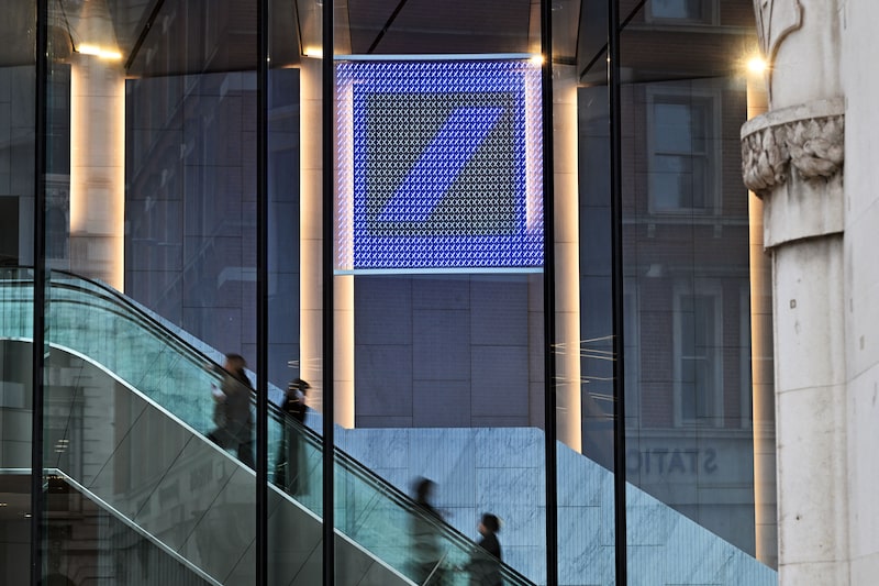 Vista general del logotipo de la sede central de Deutsche Bank en Moorfields, mientras varias personas suben por una escalera mecánica el 29 de enero de 2026 en Londres, Reino Unido. Vista general del logotipo de la sede central de Deutsche Bank en Moorfields, mientras varias personas suben por una escalera mecánica el 29 de enero de 2026 en Londres, Reino Unido.