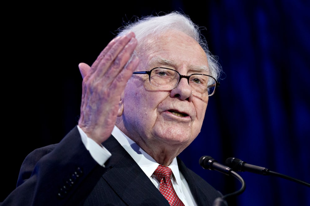 Warren Buffett, presidente y director ejecutivo de Berkshire Hathaway Inc., habla en la Cumbre de las 10.000 Pequeñas Empresas de Goldman Sachs en Washington. Warren Buffett, presidente y director ejecutivo de Berkshire Hathaway Inc., habla en la Cumbre de las 10.000 Pequeñas Empresas de Goldman Sachs en Washington.