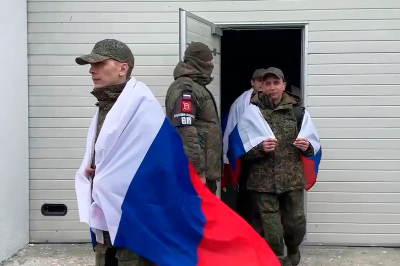 En esta imagen extraída de un vídeo facilitado por el Servicio de Prensa del Ministerio de Defensa ruso el sábado 11 de abril de 2026, se ve a militares rusos llegando a un lugar no revelado en Bielorrusia tras regresar del cautiverio, en el marco de un intercambio de prisioneros de guerra entre Rusia y Ucrania. (Servicio de Prensa del Ministerio de Defensa ruso vía AP) En esta imagen extraída de un vídeo facilitado por el Servicio de Prensa del Ministerio de Defensa ruso el sábado 11 de abril de 2026, se ve a militares rusos llegando a un lugar no revelado en Bielorrusia tras regresar del cautiverio, en el marco de un intercambio de prisioneros de guerra entre Rusia y Ucrania. (Servicio de Prensa del Ministerio de Defensa ruso vía AP)