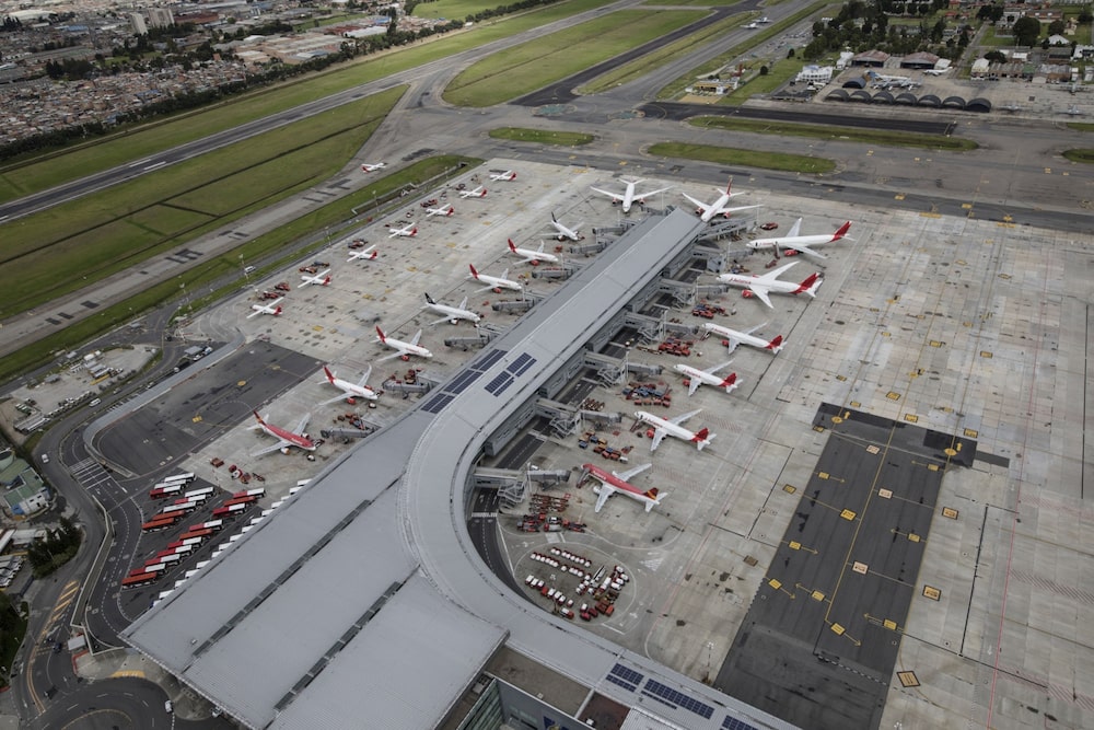Según la IATA, en el Aeropuerto Internacional El Dorado, en Bogotá, dos empresas distribuidoras dieron cuenta de inventarios críticos de combustible. Según la IATA, en el Aeropuerto Internacional El Dorado, en Bogotá, dos empresas distribuidoras dieron cuenta de inventarios críticos de combustible.