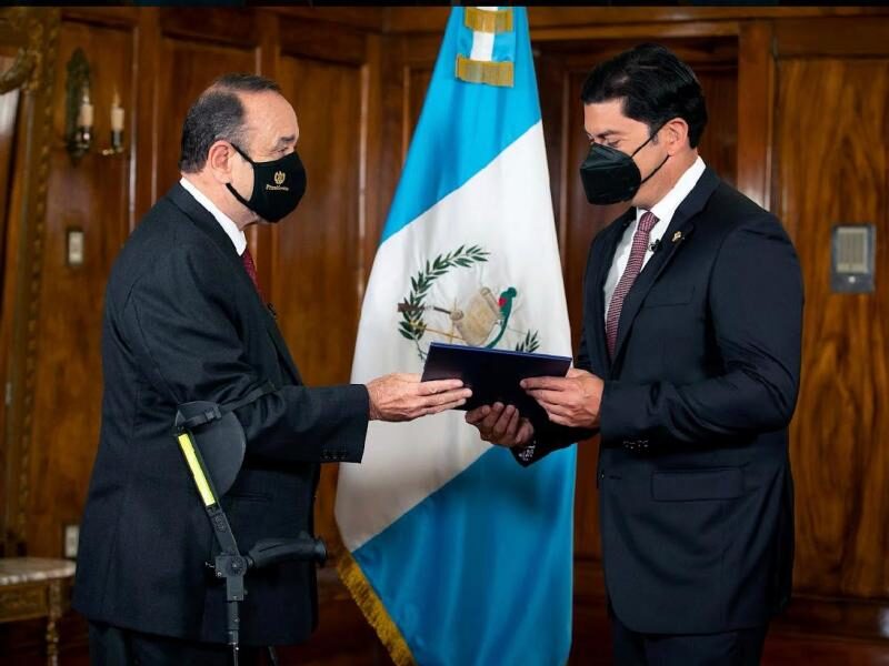 Alejandro Giammattei juramentó a Janio Rosales Alegría como nuevo ministro de Economía. Alejandro Giammattei juramentó a Janio Rosales Alegría como nuevo ministro de Economía.