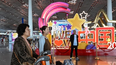 Chineses voltam a fazer viagens internacionais em massa e gastos pressionam o yuan Chineses voltam a fazer viagens internacionais em massa e gastos pressionam o yuan