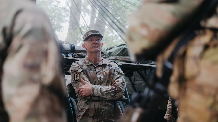 Pete Hegseth pide al jefe del Ejército de EE.UU. que renuncie, según el Pentágono Pete Hegseth pide al jefe del Ejército de EE.UU. que renuncie, según el Pentágono