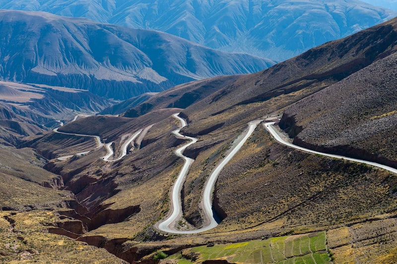 Vista desde el paso de Lipan de la carretera 52 en la cordillera de los Andes, cerca de Purmamarca, provincia de Jujuy, Argentina. Vista desde el paso de Lipan de la carretera 52 en la cordillera de los Andes, cerca de Purmamarca, provincia de Jujuy, Argentina.