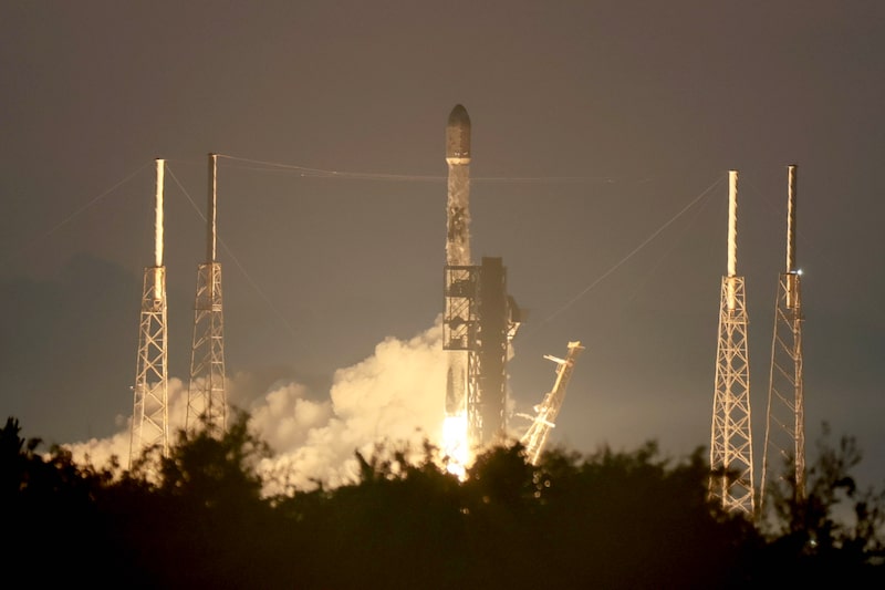 Un cohete Falcon 9 de SpaceX despega del Complejo de Lanzamiento Espacial 40 el 08 de junio de 2026. Un cohete Falcon 9 de SpaceX despega del Complejo de Lanzamiento Espacial 40 el 08 de junio de 2026.