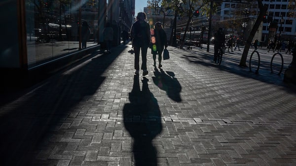 Gasto de consumidores de EE.UU. creció el trimestre pasado al ritmo más débil en un año Gasto de consumidores de EE.UU. creció el trimestre pasado al ritmo más débil en un año