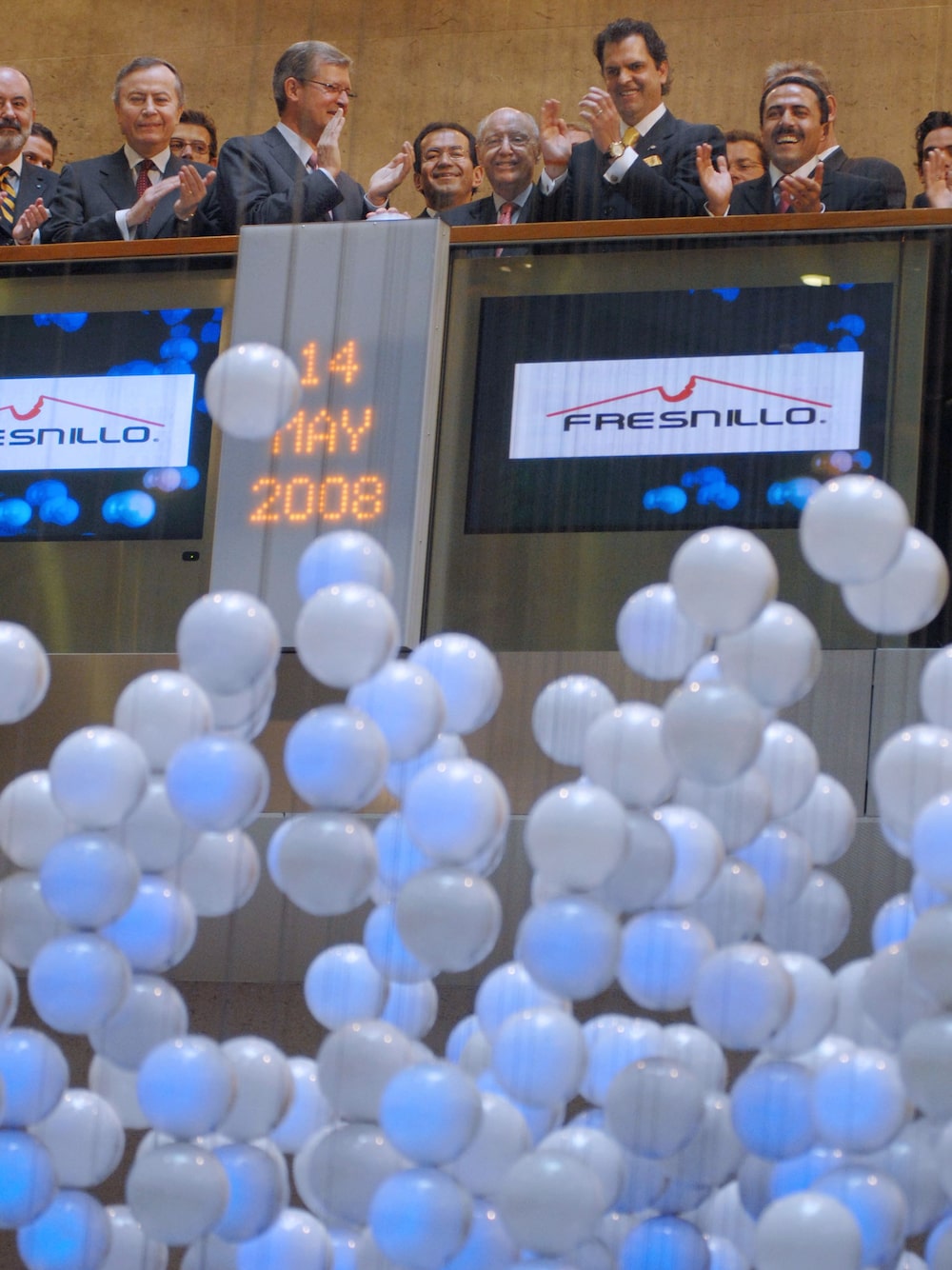 El embajador de México en el Reino Unido, Juan José Bremer, y Chris Gibson Smith, presidente del London Stock Exchange, junto con Jaime Lomelín, CEO de Fresnillo Ltd., Alejandro Baillères y Octavio Alvídrez, director de Relación con Inversionistas de Fresnillo, en el London Stock Exchange el 14 de mayo de 2008. Foto: Gill Allen/Bloomberg News El embajador de México en el Reino Unido, Juan José Bremer, y Chris Gibson Smith, presidente del London Stock Exchange, junto con Jaime Lomelín, CEO de Fresnillo Ltd., Alejandro Baillères y Octavio Alvídrez, director de Relación con Inversionistas de Fresnillo, en el London Stock Exchange el 14 de mayo de 2008. Foto: Gill Allen/Bloomberg News