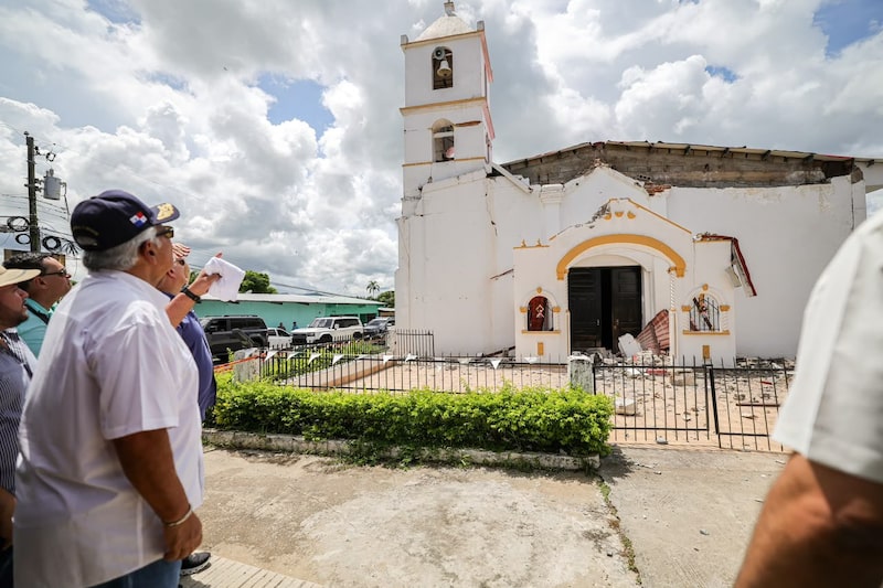 El presidente panameño José Raúl Mulino inspecciona los daños sufridos en la Parroquia Santa Bárbara en Las Minas, provincia de Herrera, tras el terremoto del 9 de octubre. El presidente panameño José Raúl Mulino inspecciona los daños sufridos en la Parroquia Santa Bárbara en Las Minas, provincia de Herrera, tras el terremoto del 9 de octubre.