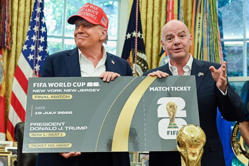 Foto de referencia. Donald Trump y Gianni Infantino, presidente de la Federación Internacional de Fútbol Asociación (FIFA), sostienen una entrada para la final de la Copa Mundial de la FIFA 2026 en el Despacho Oval de la Casa Blanca. Foto de referencia. Donald Trump y Gianni Infantino, presidente de la Federación Internacional de Fútbol Asociación (FIFA), sostienen una entrada para la final de la Copa Mundial de la FIFA 2026 en el Despacho Oval de la Casa Blanca.