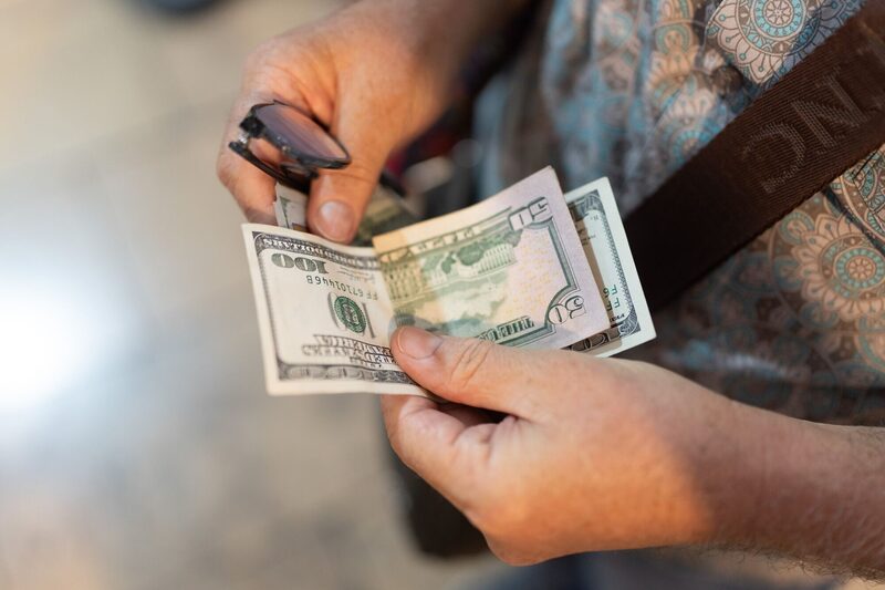 No exterior, os investidores aguardam os dados de emprego, inflação e a decisão de juros do Fed previstos para as próximas três semanas. (Foto: Emre Caylak/Bloomberg) No exterior, os investidores aguardam os dados de emprego, inflação e a decisão de juros do Fed previstos para as próximas três semanas. (Foto: Emre Caylak/Bloomberg)