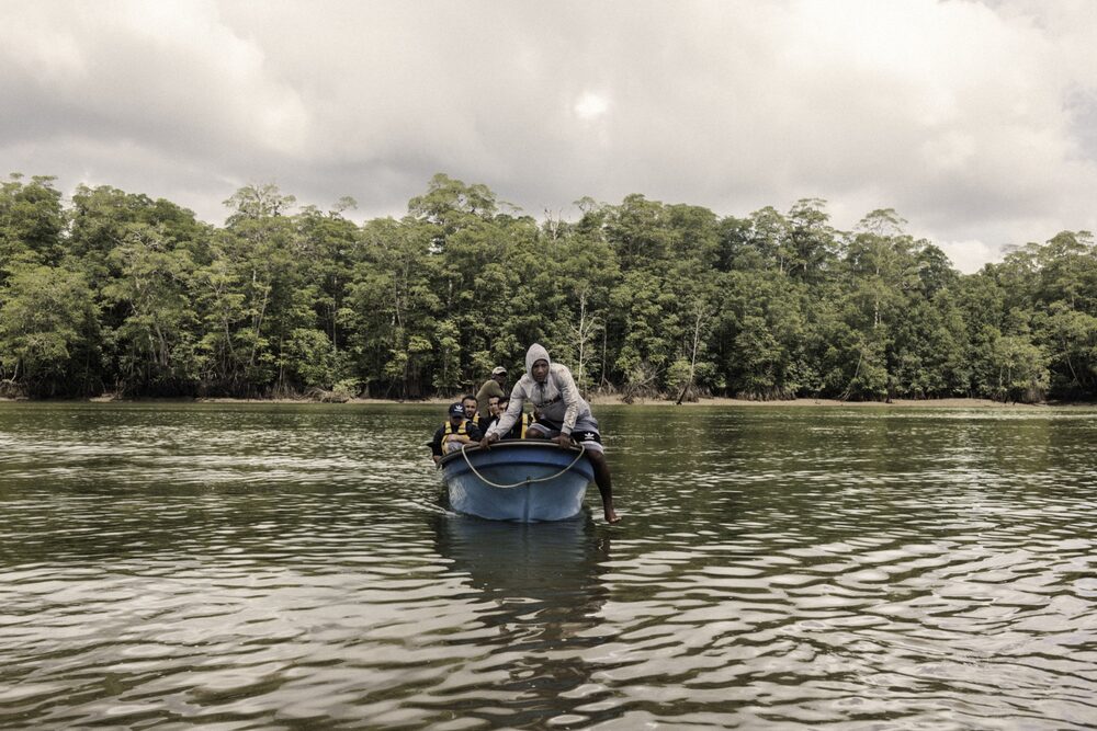 Migrantes llegan en barco a Puerto Quimba, Panamá. Migrantes llegan en barco a Puerto Quimba, Panamá.