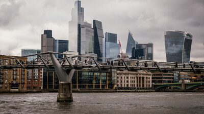 Temor fiscal em governo trabalhista pressiona ativos britânicos e derruba a libra Temor fiscal em governo trabalhista pressiona ativos britânicos e derruba a libra