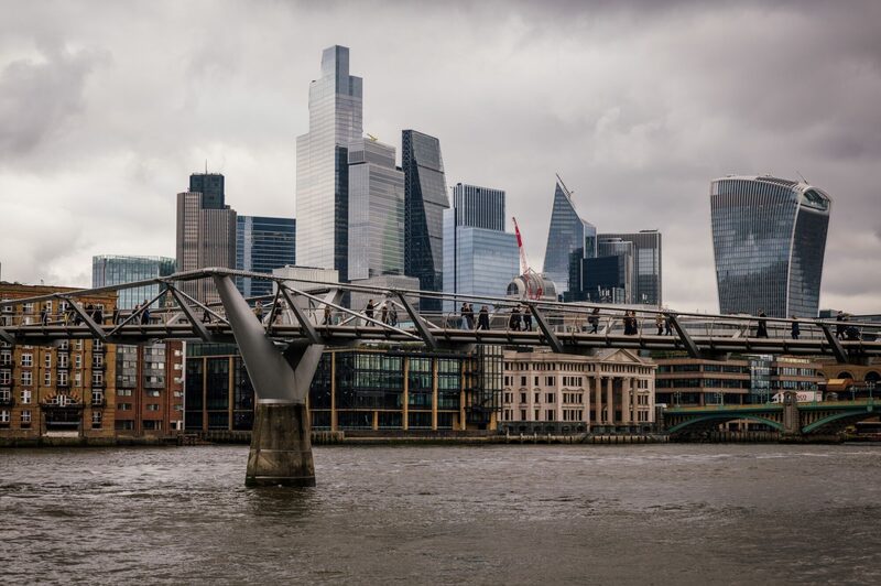 Vista da City of London, centro financeiro de Londres, com a Millennium Bridge em primeiro plano Vista da City of London, centro financeiro de Londres, com a Millennium Bridge em primeiro plano