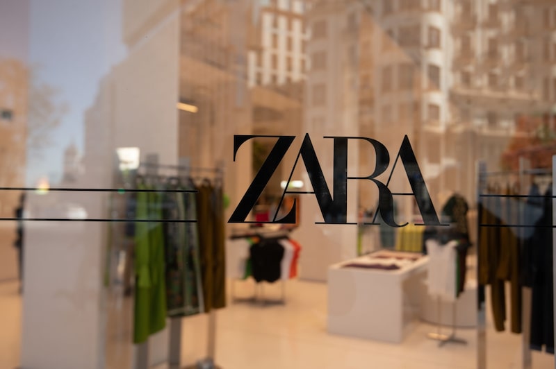 Logo de Zara en una nueva tienda en el centro de Madris, España, el 7 de abril de 2022. Zara es operada por Inditex SA. Fotógrafo: Emilio Parra Doiztua/Bloomberg Logo de Zara en una nueva tienda en el centro de Madris, España, el 7 de abril de 2022. Zara es operada por Inditex SA. Fotógrafo: Emilio Parra Doiztua/Bloomberg