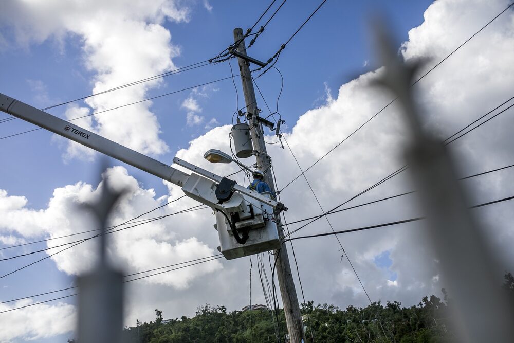 Un trabajador arregla cables eléctricos en un poste de electricidad en la ciudad de Limones. Fotógrafo: Xavier García/Bloomberg Un trabajador arregla cables eléctricos en un poste de electricidad en la ciudad de Limones. Fotógrafo: Xavier García/Bloomberg