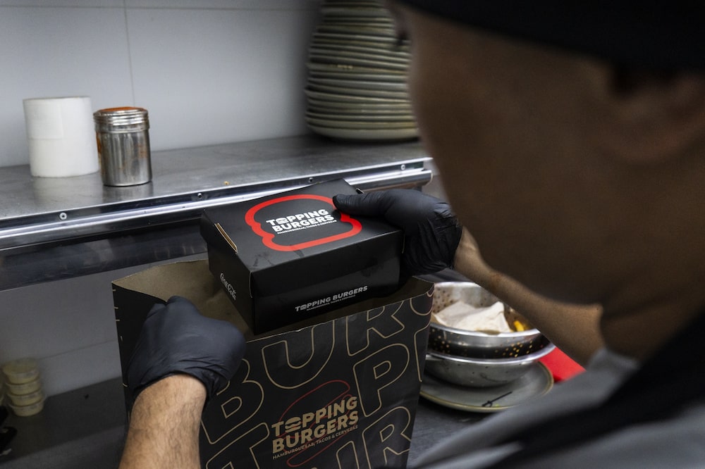 Rappi ayudó a Topping Burgers a aumentar las entregas en torno a un 30%. Fotógrafo: Charlie Cordero/Bloomberg Rappi ayudó a Topping Burgers a aumentar las entregas en torno a un 30%. Fotógrafo: Charlie Cordero/Bloomberg