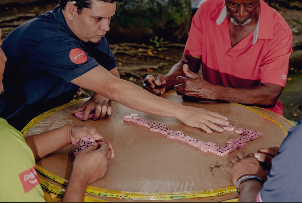 Los residentes locales juegan al dominó en la Playa Los Baños en Limón. Foto: Fred Ramos/Bloomberg Los residentes locales juegan al dominó en la Playa Los Baños en Limón. Foto: Fred Ramos/Bloomberg