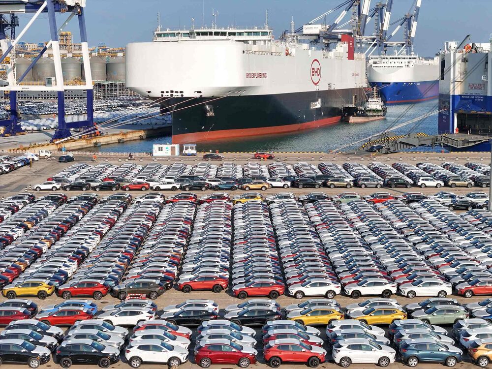 Buque en puerto para transportar vehículos Buque en puerto para transportar vehículos