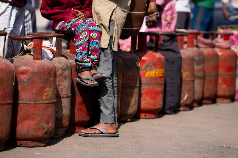 Los compradores hacen fila para comprar gas licuado de petróleo (GLP) en un depósito de Noida, Uttar Pradesh, India. Fotógrafo: Anindito Mukherjee/Bloomberg Los compradores hacen fila para comprar gas licuado de petróleo (GLP) en un depósito de Noida, Uttar Pradesh, India. Fotógrafo: Anindito Mukherjee/Bloomberg