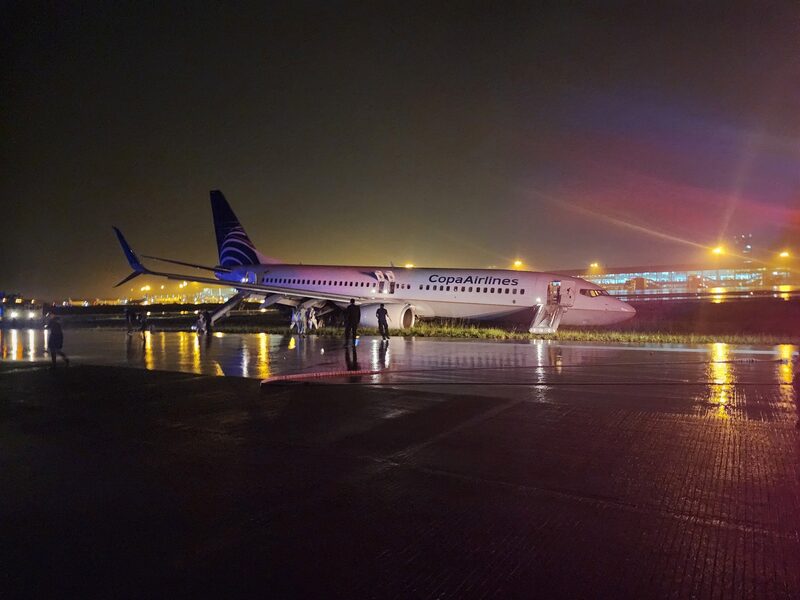 Los pasajeros fueron evacuados de la aeronave a través de los toboganes de emergencia. Los pasajeros fueron evacuados de la aeronave a través de los toboganes de emergencia.