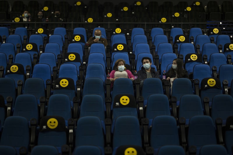 Personas con máscaras protectoras llegan a ver una película en un cine de Cine Colombia. Los cines reabren después de 15 meses cerrados en Bogotá, Colombia, el martes 15 de junio de 2021. La alcaldesa Claudia López reabrió todos los sectores económicos de Bogotá el 8 de junio, señalando que aunque todavía existen grandes riesgos debido a la pandemia, la gente necesita trabajar. Personas con máscaras protectoras llegan a ver una película en un cine de Cine Colombia. Los cines reabren después de 15 meses cerrados en Bogotá, Colombia, el martes 15 de junio de 2021. La alcaldesa Claudia López reabrió todos los sectores económicos de Bogotá el 8 de junio, señalando que aunque todavía existen grandes riesgos debido a la pandemia, la gente necesita trabajar.