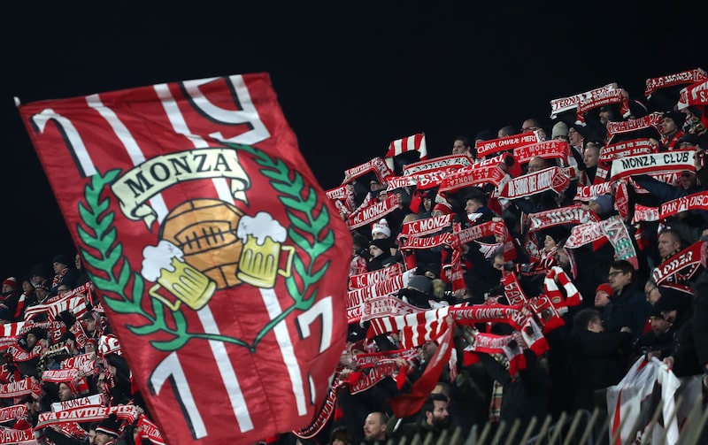 A holding da família, Fininvest, chegou a um acordo com a consultora esportiva norte-americana Beckett Layne Ventures pelo clube, que foi rebaixado da liga principal da Itália neste ano (Photo by Marco Luzzani/Getty Images) A holding da família, Fininvest, chegou a um acordo com a consultora esportiva norte-americana Beckett Layne Ventures pelo clube, que foi rebaixado da liga principal da Itália neste ano (Photo by Marco Luzzani/Getty Images)