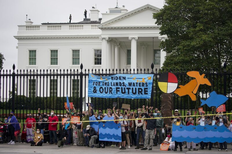 Manifestantes se reúnen durante una protesta por el cambio climático. Manifestantes se reúnen durante una protesta por el cambio climático.