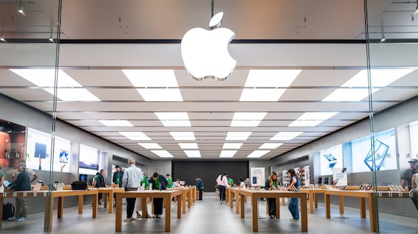 El viaje a Asia que convenció a Tim Cook de impulsar el iPhone plegable de Apple El viaje a Asia que convenció a Tim Cook de impulsar el iPhone plegable de Apple