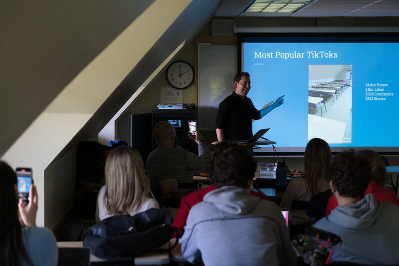 Aaron Dinin enseña durante la clase "Building Global Audiences" en la Universidad de Duke en Durham, Carolina del Norte, Estados Unidos, el martes 19 de abril de 2022. Aaron Dinin enseña durante la clase "Building Global Audiences" en la Universidad de Duke en Durham, Carolina del Norte, Estados Unidos, el martes 19 de abril de 2022.