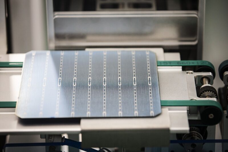 Células fotovoltaicas se fabrican en la línea de producción de la planta de Longi Green Energy Technology Co. en Xi'an, provincia china de Shaanxi, el martes 21 de julio de 2020. Células fotovoltaicas se fabrican en la línea de producción de la planta de Longi Green Energy Technology Co. en Xi'an, provincia china de Shaanxi, el martes 21 de julio de 2020.