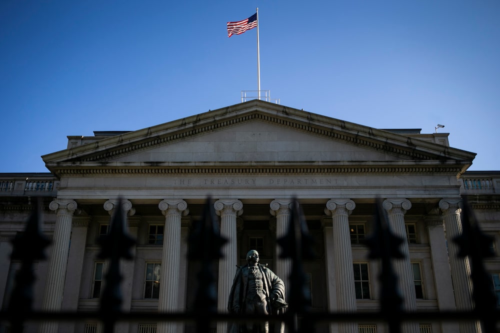 Una bandera estadounidense ondea sobre el edificio del Departamento del Tesoro de EE.UU. en Washington D.C. Una bandera estadounidense ondea sobre el edificio del Departamento del Tesoro de EE.UU. en Washington D.C.